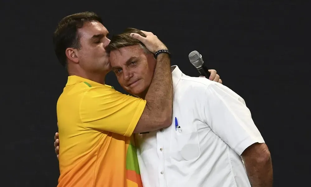 O senador Flávio Bolsonaro e o ex-presidente Jair Bolsonaro