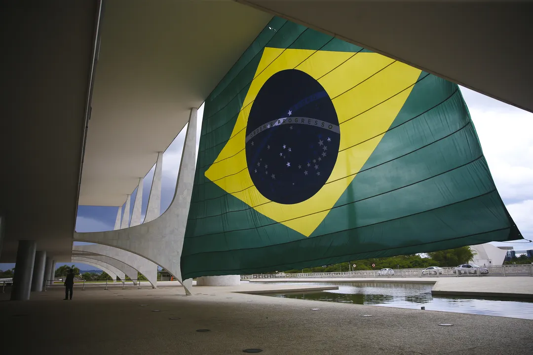 Bandeira gigante do Brasil instalada na fachada do Palácio do Planalto