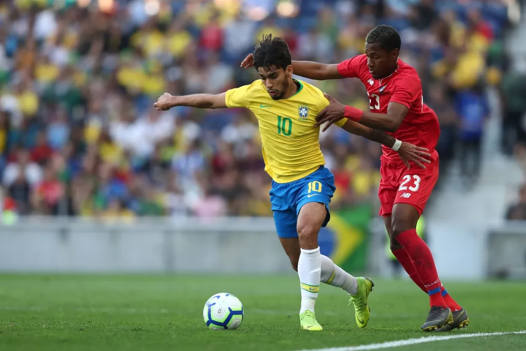 Lucas Paquetá em disputa de bola contra jogador do Panamá em 2019: amistoso terminou 1 a 1.
