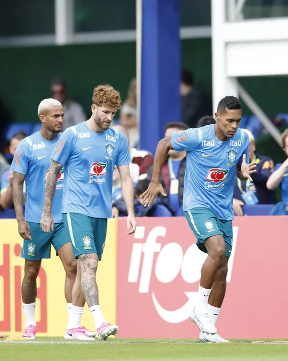 Wesley, Léo Pereira e Alex Sandro em treinamento