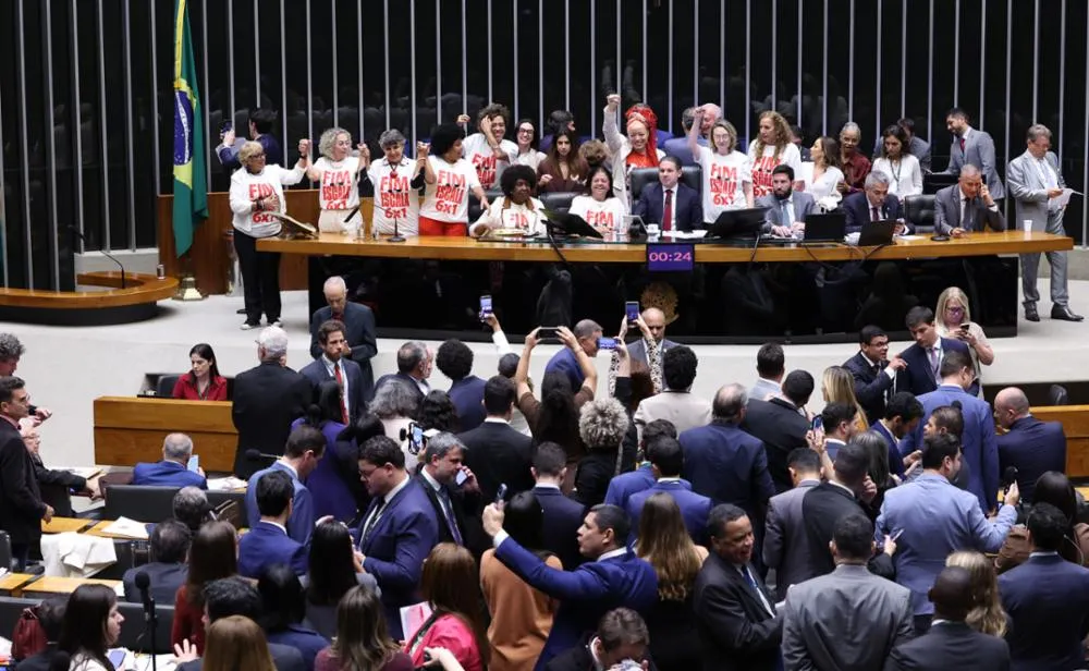 Aprovado pela Câmara, o texto agora segue para o Senado, que analisará a PEC