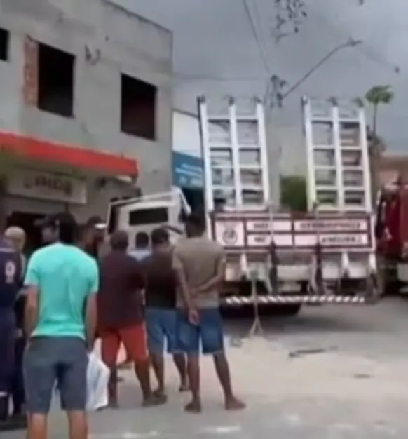 Imagem ilustrativa da imagem Caminhão desgovernado carregado de concreto atinge prédio e deixa sete feridos na Bahia