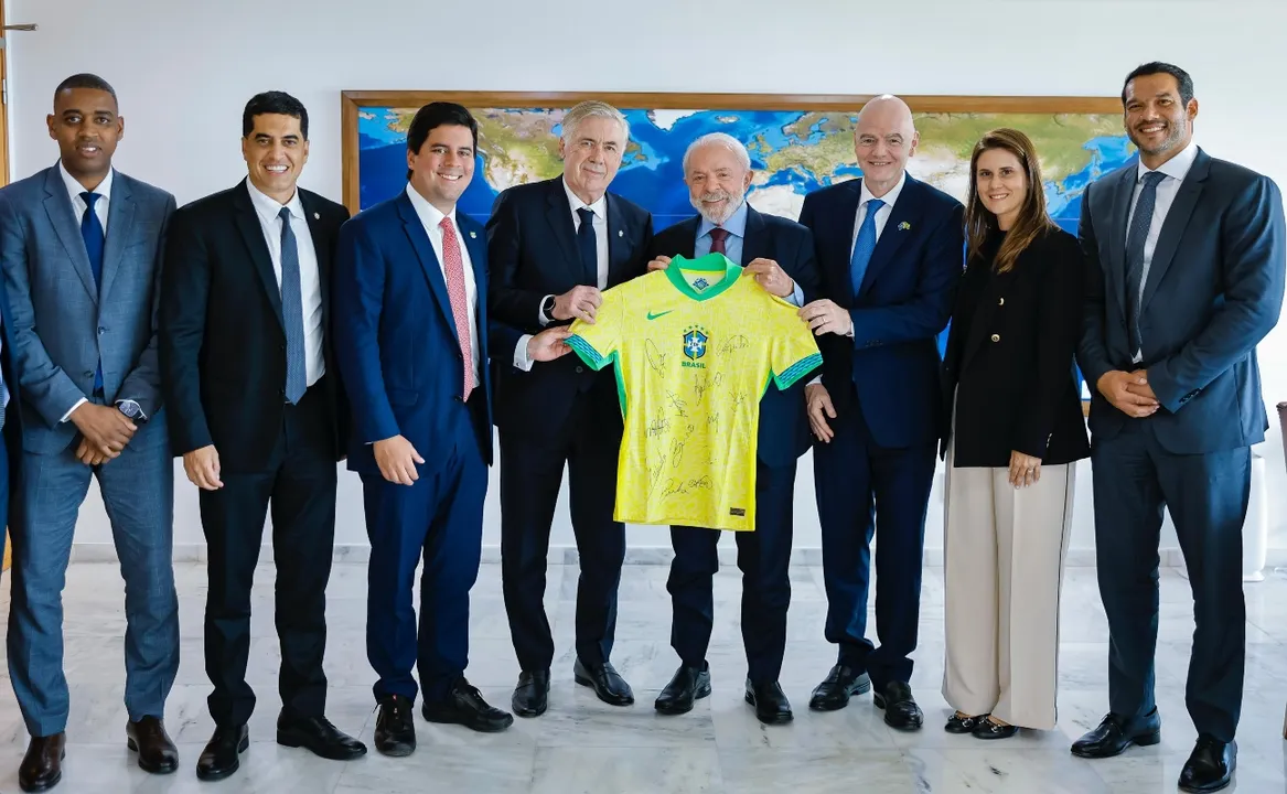 Presidente Lula durante reunião em Brasília com representantes da CBF e da FIFA