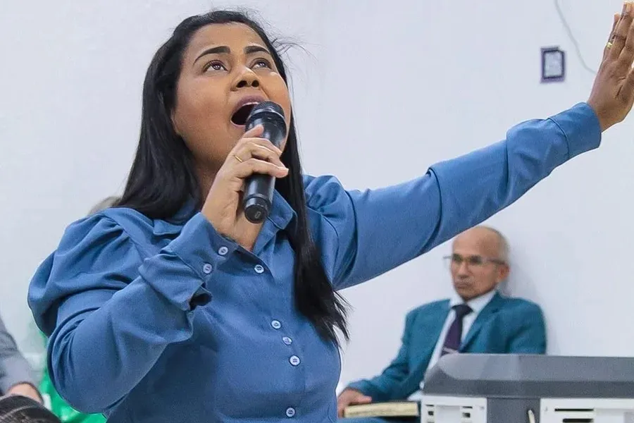 Cantora gospel Ana Clézia