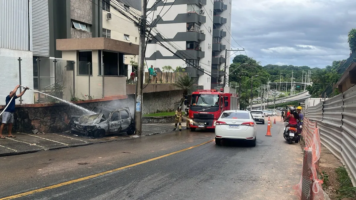 Veículo incendiado bate em ônibus e provoca transtornos no trânsito de Salvador