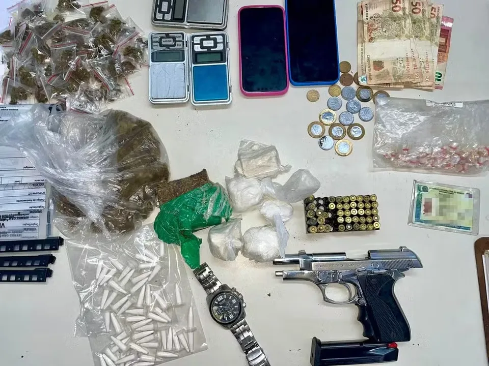Policiais apreenderam uma balança de precisão e R$ 400 em espécie