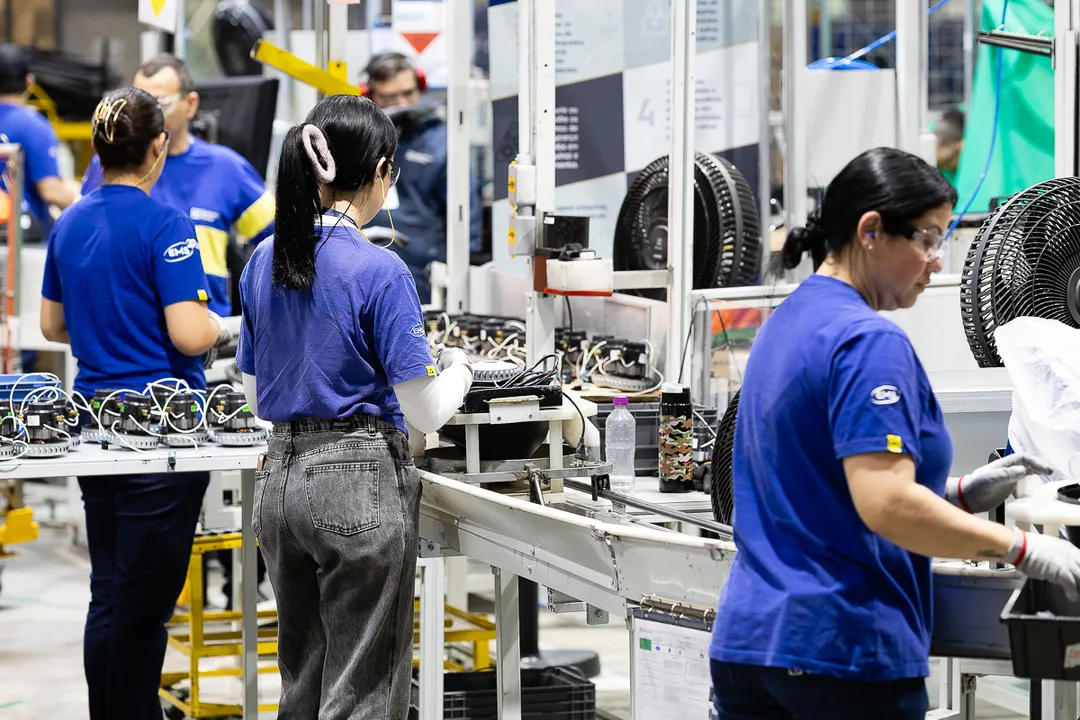 Produção de produtos na fábrica da Electrolux em Curitiba