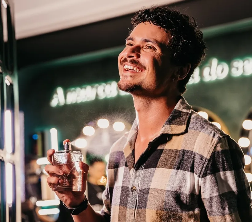 Saiba a razão pela qual seu perfume some no forró (e o que fazer para ele durar até o amanhecer)