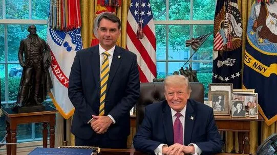 Flávio Bolsonaro ao lado de Donald Trump, presidente dos Estados Unidos