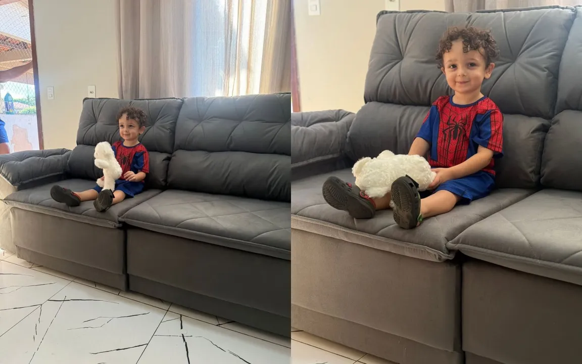 Matias com o novo sofá da família