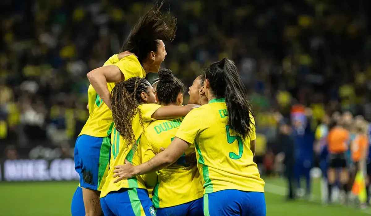 Jogadoras comemorando gol