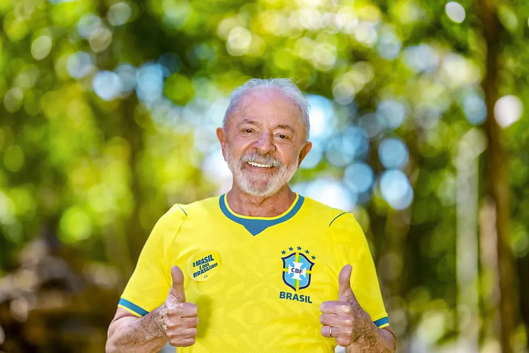 Presidente Lula (PT) com a camisa amarela da Seleção Brasileira