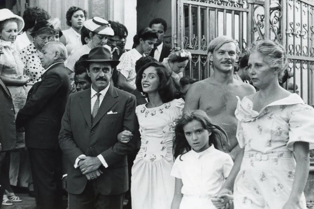 A polêmica cena de Vadinho, vivido pelo ator José Wilker, saindo nu da igreja, ao lado de Flor, vivida por Sônia Braga