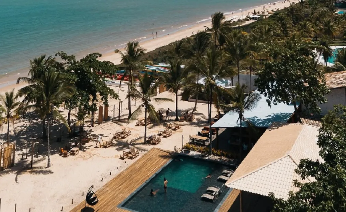 O Erê Praia Lounge fica na Praia de Araçaipe, em Arraial D'Ajuda, distrito de Porto Seguro.