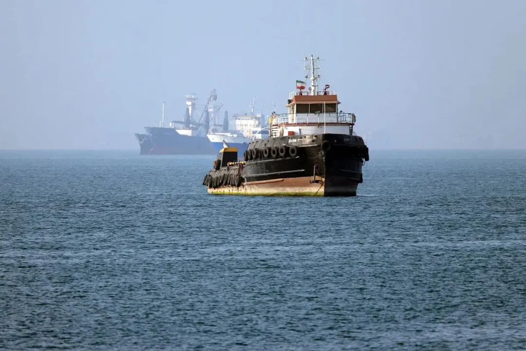 Embarcação de bandeira iraniana navega no Estreito de Ormuz