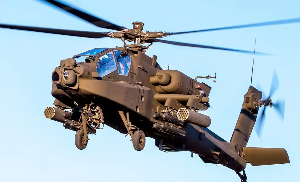 Helicóptero Apache modelo AH-64, o mesmo que caiu perto do Estreito de Ormuz