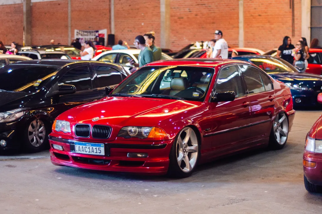 Público confere exposição de carros modificados no AutoShow, em Lauro