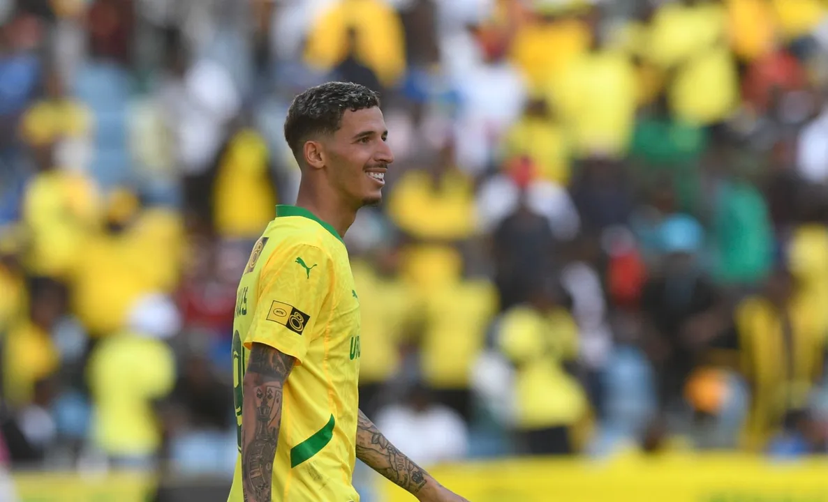 Arthur Sales em campo pelo Mamelodi Sundowns
