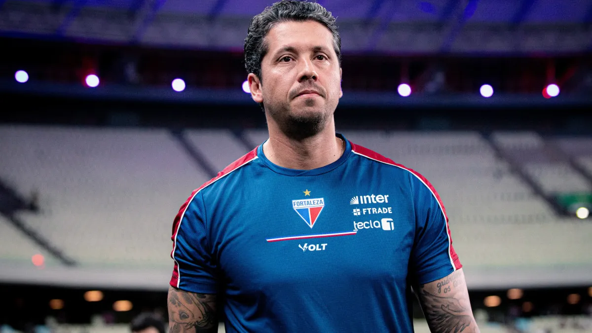Matheus Gonçalves criticou Thiago Carpini nas redes sociais e provocou torcedores do Fortaleza após a derrota para o Vitória na final do Nordestão.