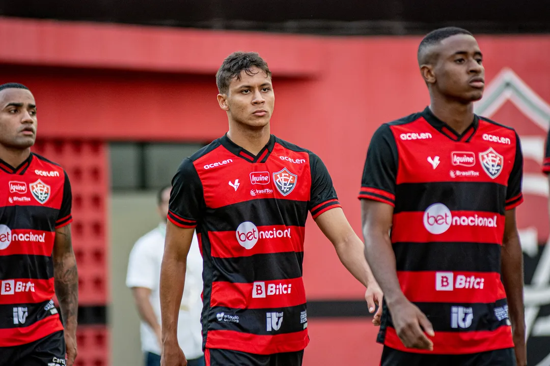 Gabriel Santiago (no meio) em tempos de Vitória