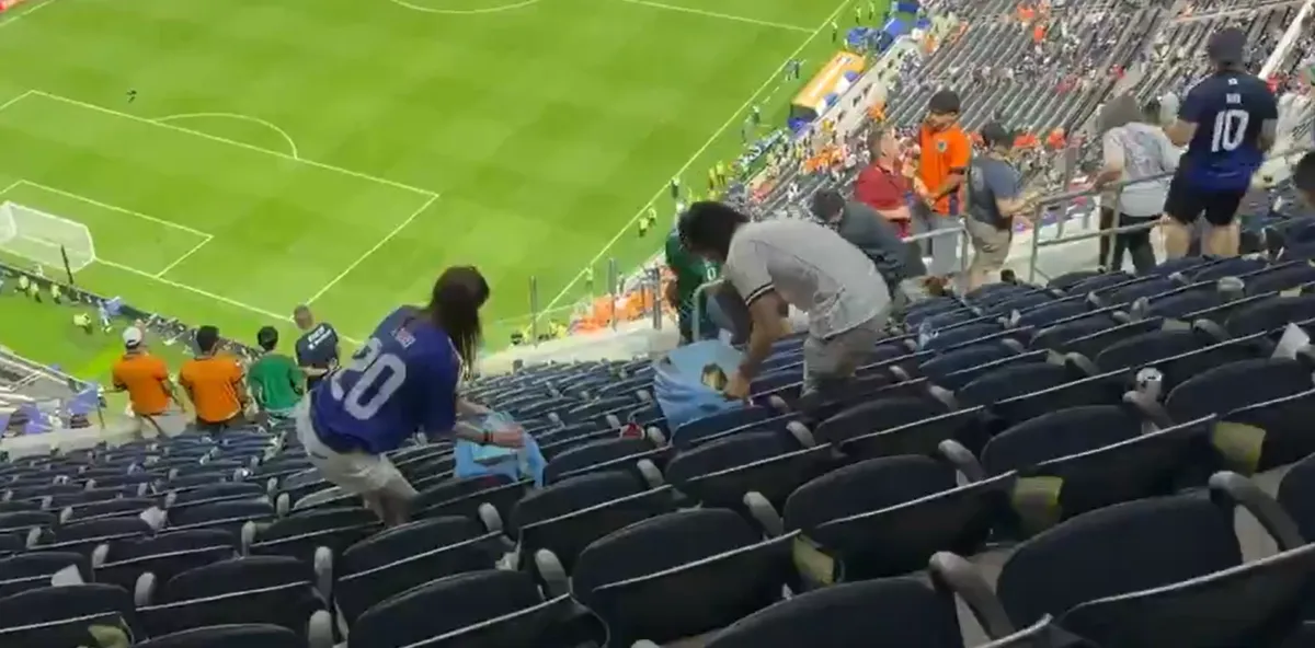 Japoneses limpam arquibancada do AT&T Stadium