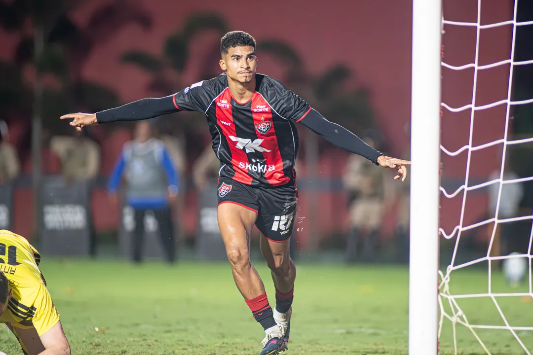 Renê comemora gol contra o Internacional