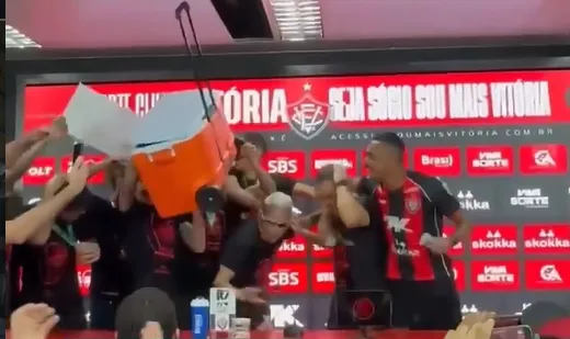 Banho de gelo no técnico Jair Ventura