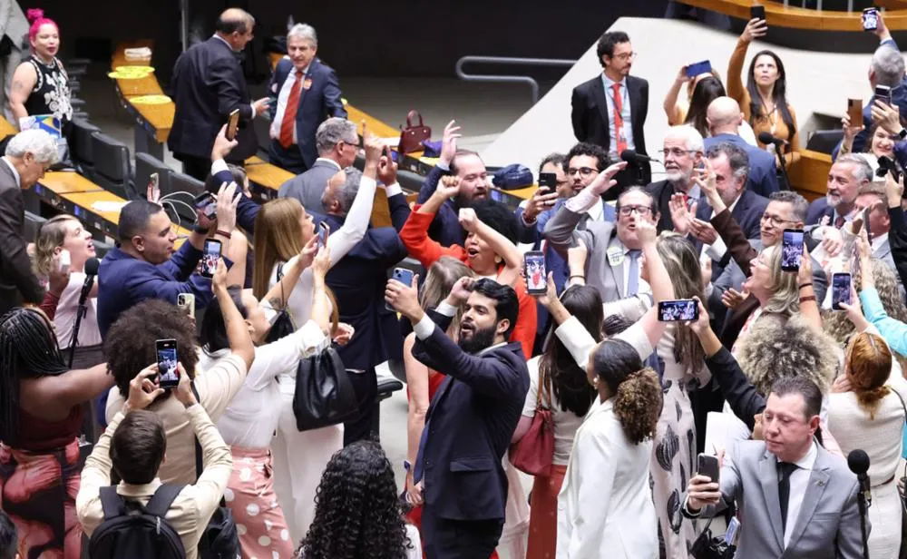 Deputados comemoram mudança na jornada de trabalho