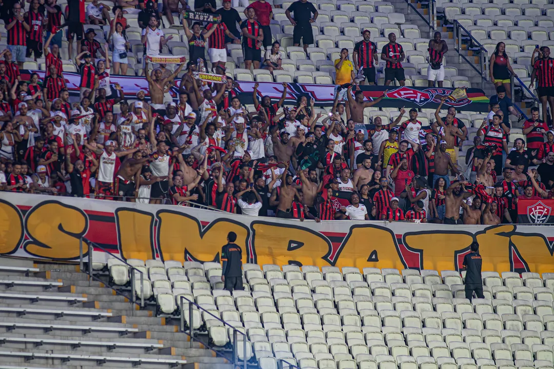 Torcida do Vitória comemora resultado de 2x1 sobre o Fortaleza, fora de casa, pela Copa do Nordeste
