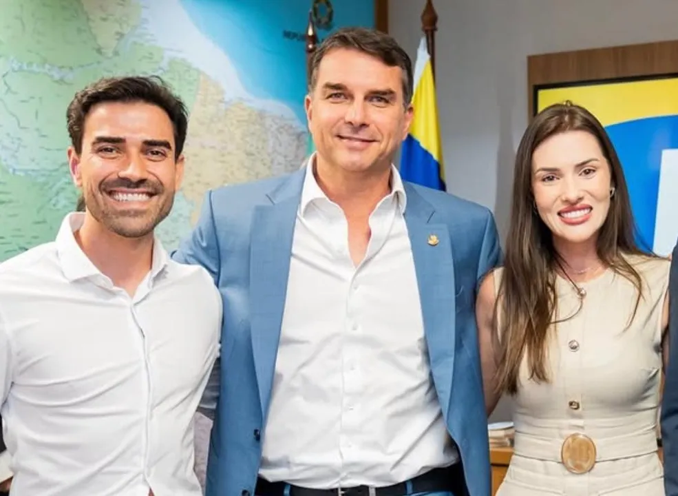 Imagem ilustrativa da imagem Flávio Bolsonaro é recebido por Junior e Cinthya Marabá na Bahia Farm