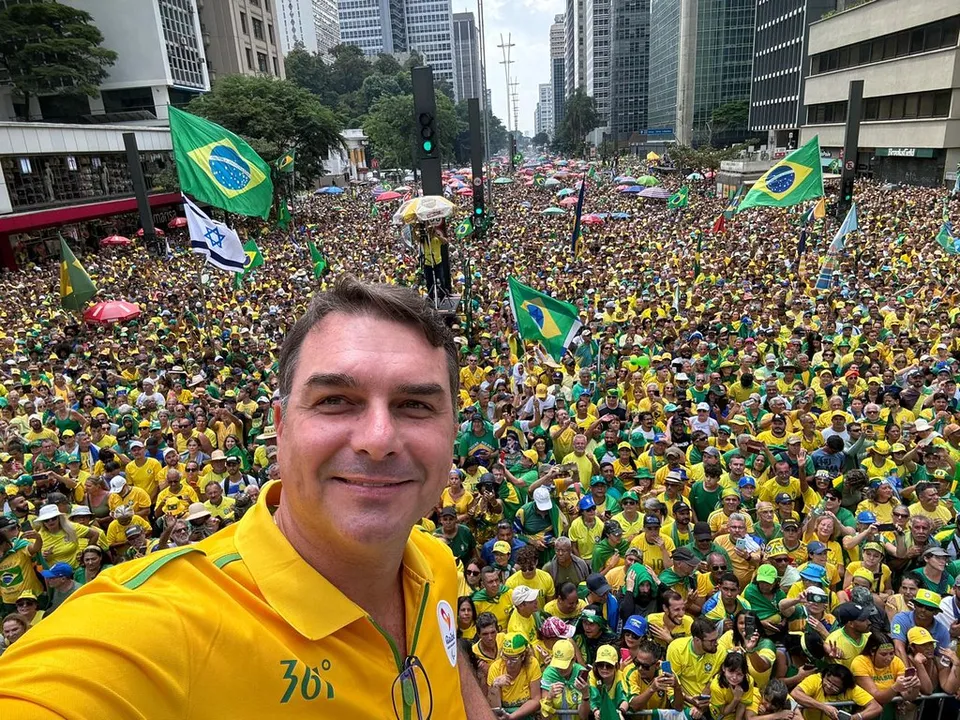 Flávio Bolsonaro durante ato na Paulista