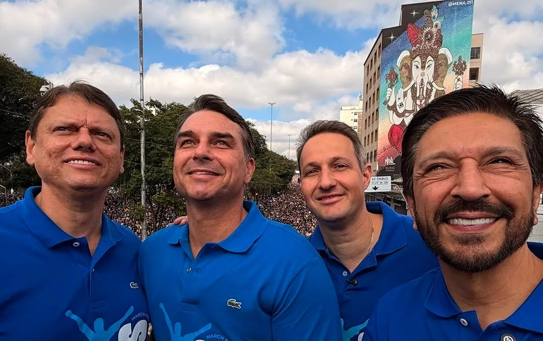 Flávio Bolsonaro durante Marcha para Jesus
