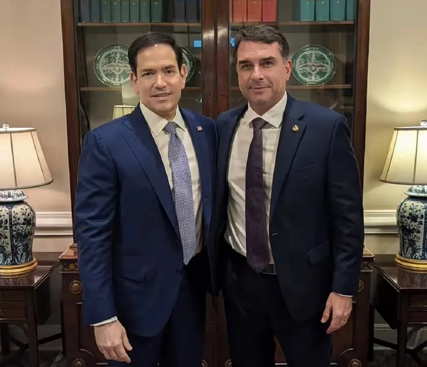 Marco Rubio, secretário de Estado dos EUA, se reuniu com Flávio Bolsonaro nesta terça-feira, 27.