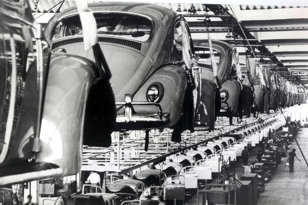 Linha de montagem da VW década de 70
