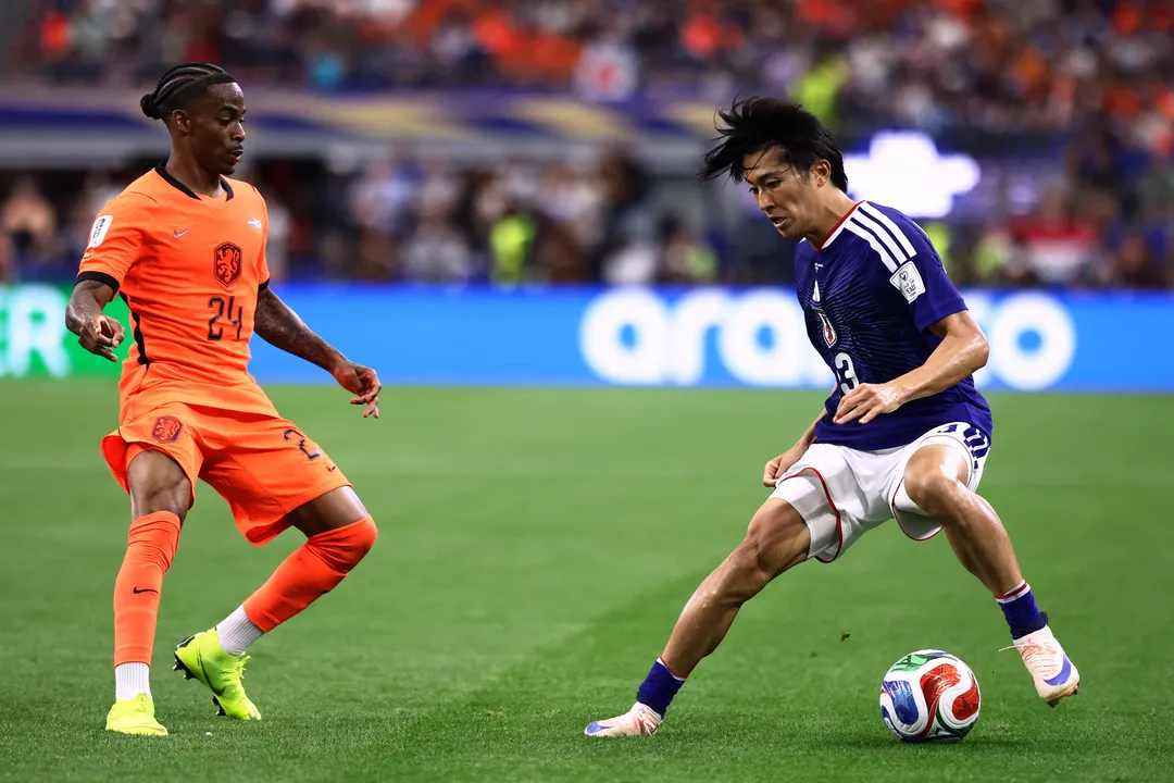 Summerville e Nakamura em disputa de bola