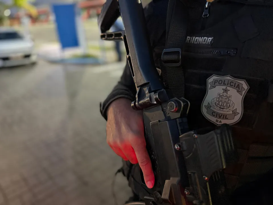 Agentes desconfiarem do homem que observava trabalho policial à distância