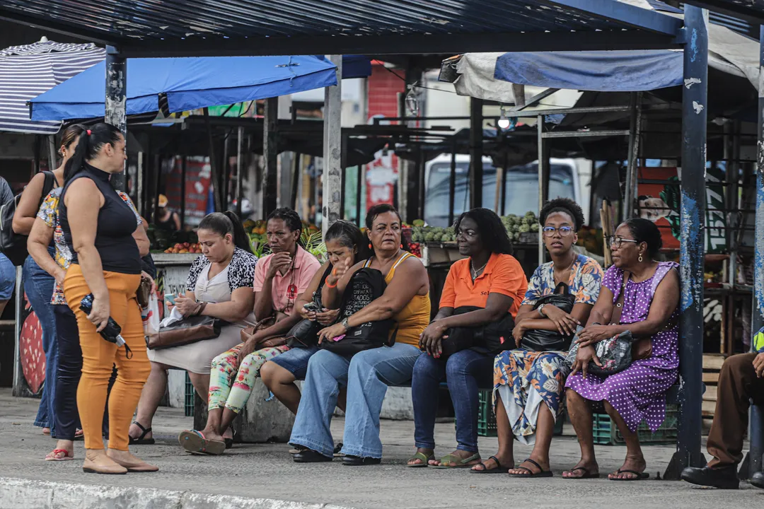 Mulheres no ponto de ônibus em Salvador