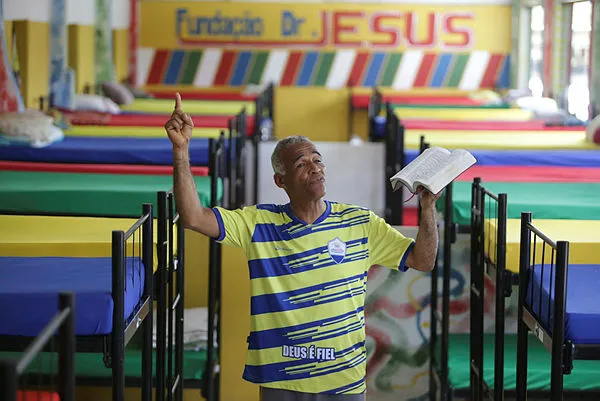 A Fundação Doutor Jesus realiza reabilitação de usuários de drogas