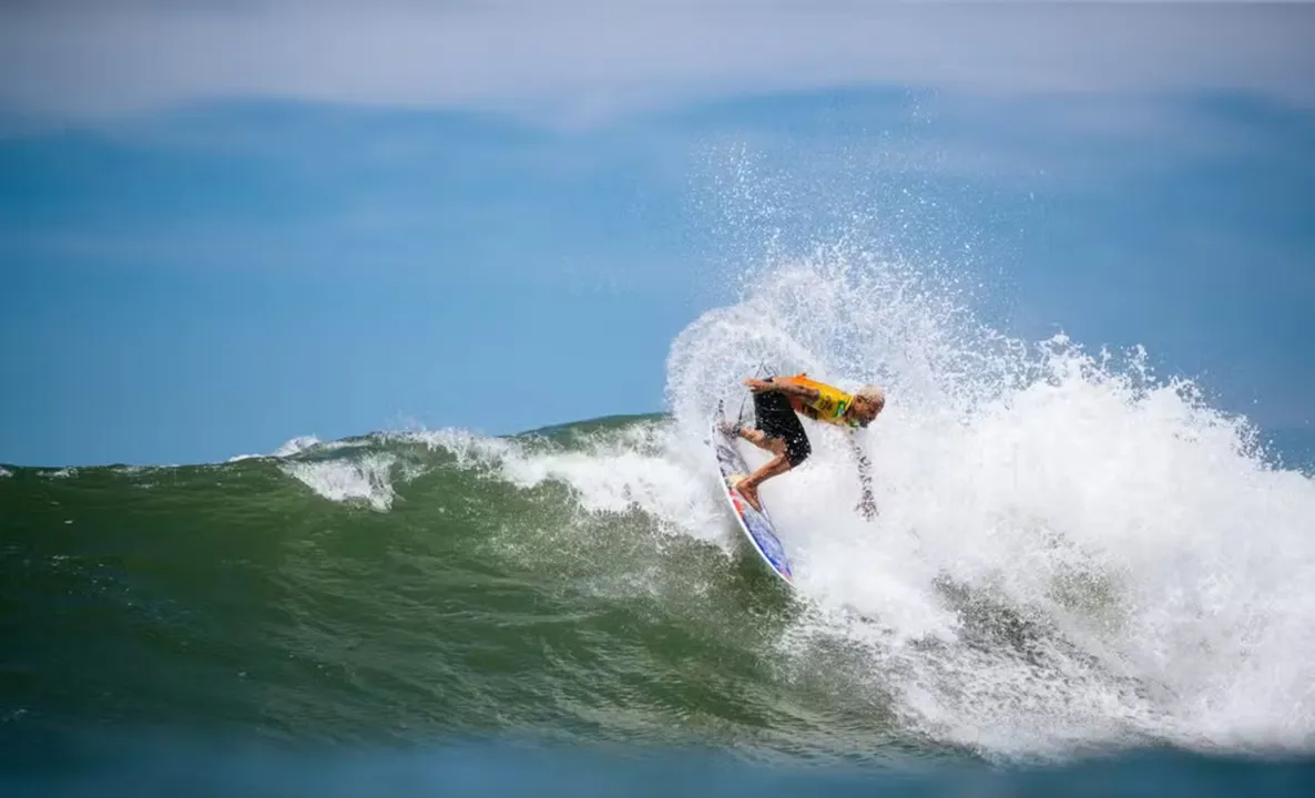 Italo Ferreira e Gabriel Medina disputarão vaga na decisão