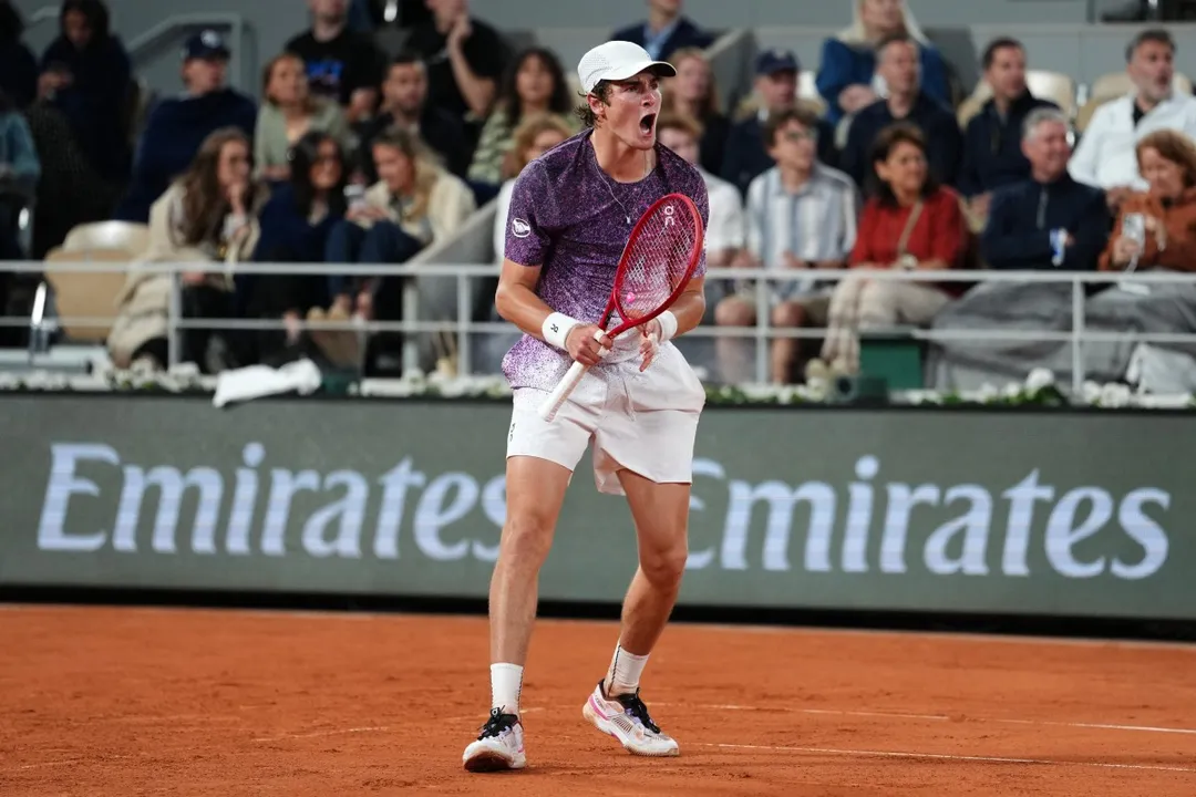 João Fonseca supera Ruud e alcança feito histórico em Paris.