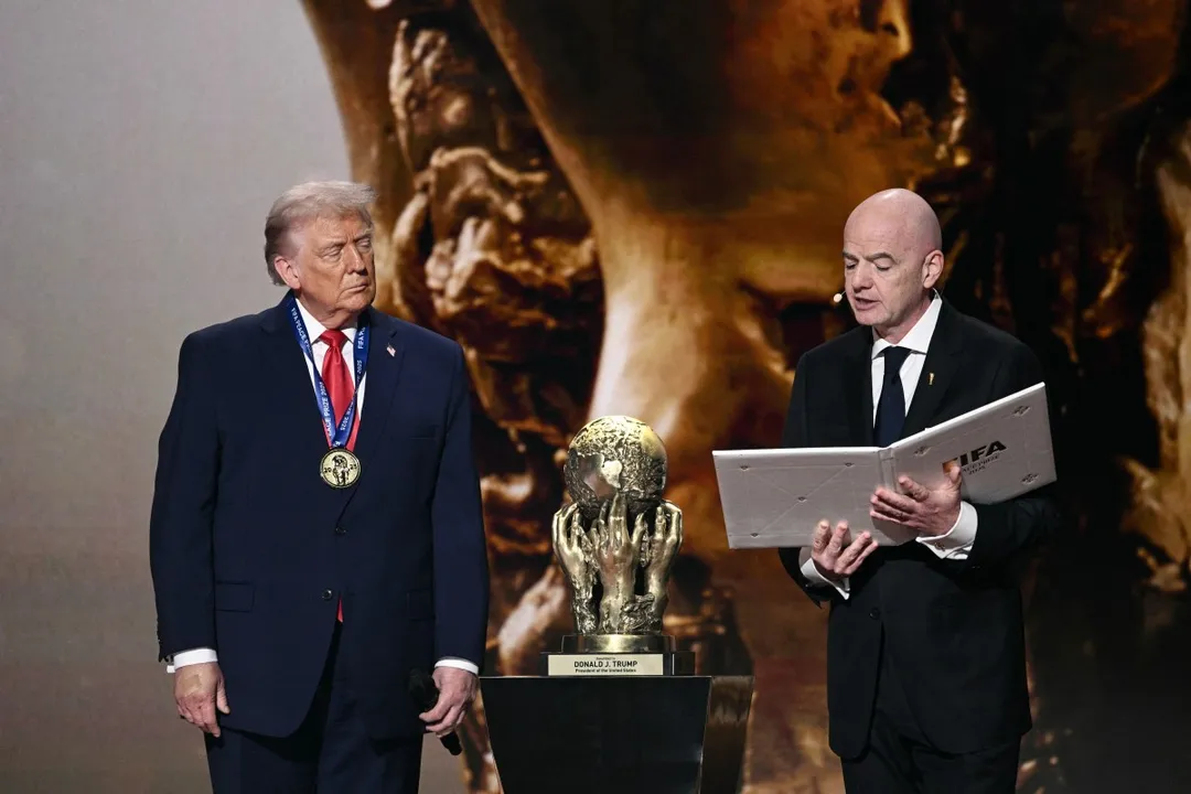 Jornal francês retrata presidente da Fifa como fantoche de Trump
