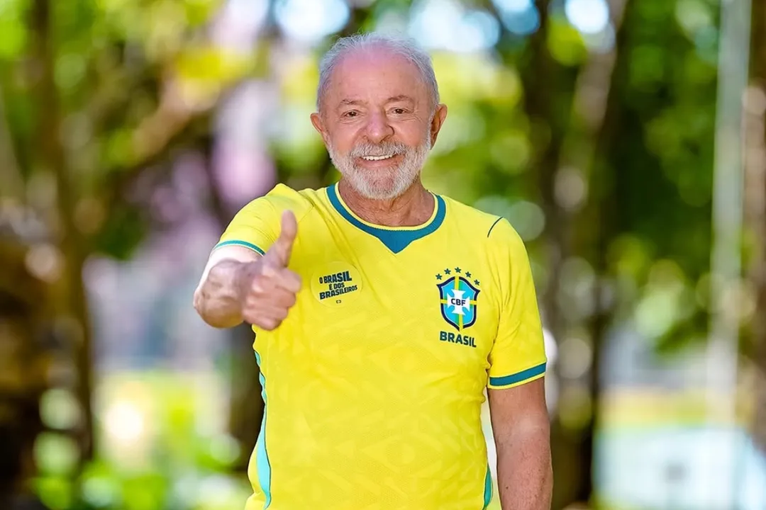 Presidente Lula com a camisa da seleção brasileira