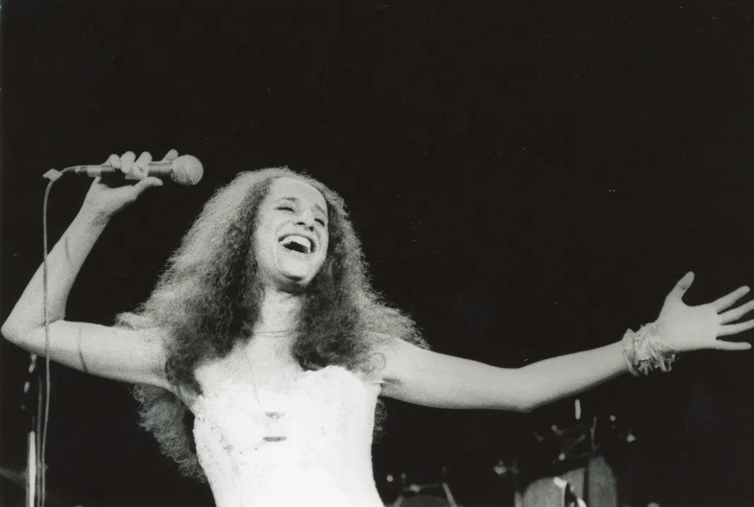 Maria Bethânia no palco em Salvador, no show de reinauguração do Teatro Castro Alves, em 1993