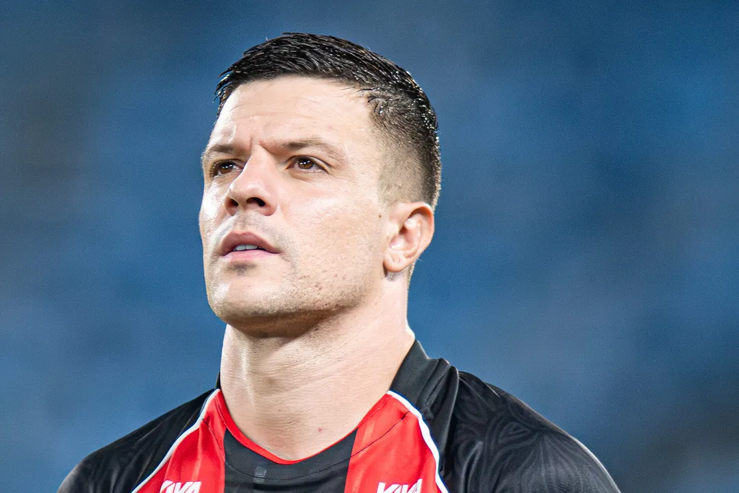 Após marcar um dos gols da vitória do Vitória sobre o Fortaleza na final da Copa do Nordeste, Renato Kayzer respondeu às críticas da torcida cearense e revelou o motivo de sua saída do clube.