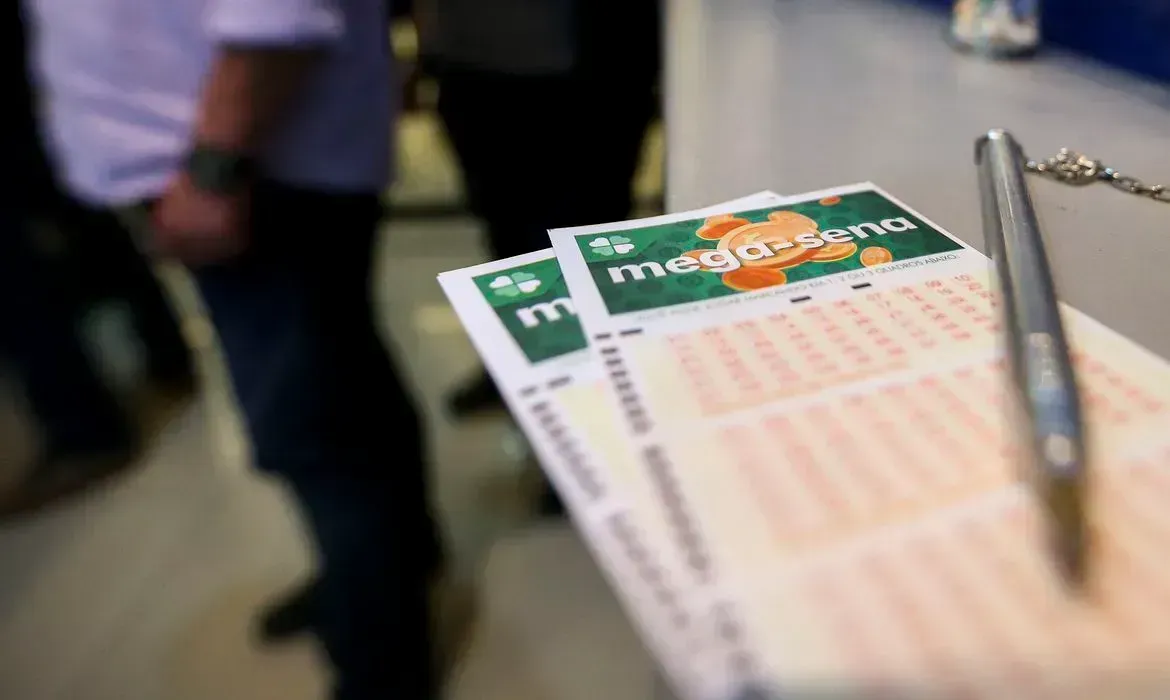 Mega-Sena pode pagar R$ 12 milhões neste sábado
