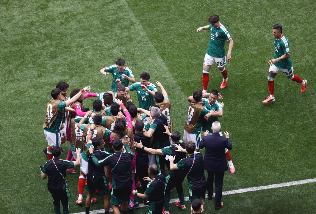 Jogadores do México comemoram gol