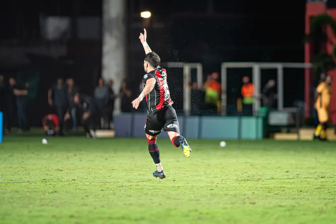 Emmanuel Martínez comemora gol na final do Nordestão