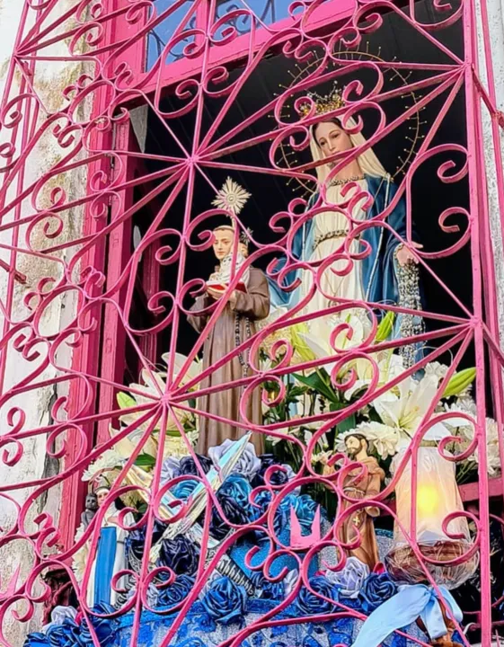 Presépio em homenagem a Maria e Santo Antônio