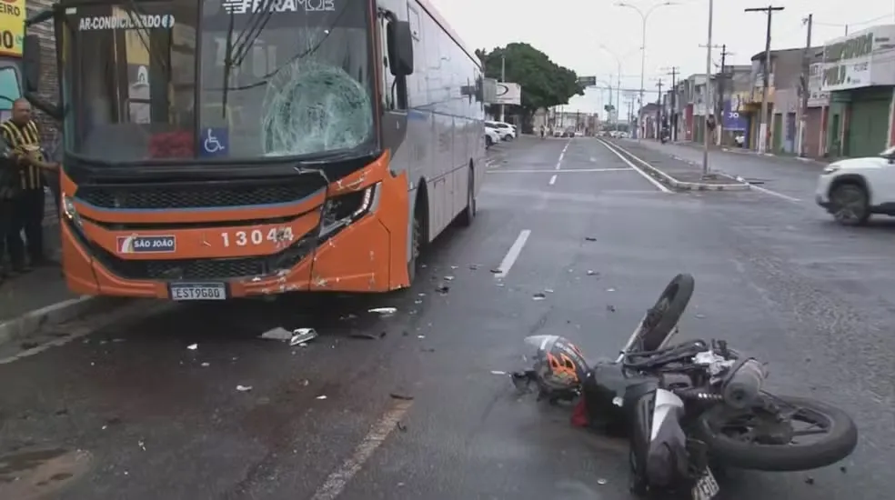 Imagem ilustrativa da imagem Mototaxista invade sinal vermelho e é atropelado por ônibus na Bahia