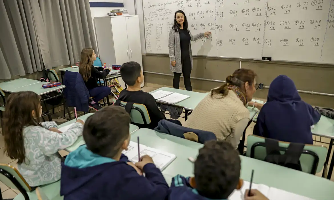 Senado aprova piso salarial dos professores em R$ 5,1 mil para 2026